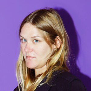 Portraitfoto von der Designerin Lena Lambertz. Fotografie: Valerie Schmidt